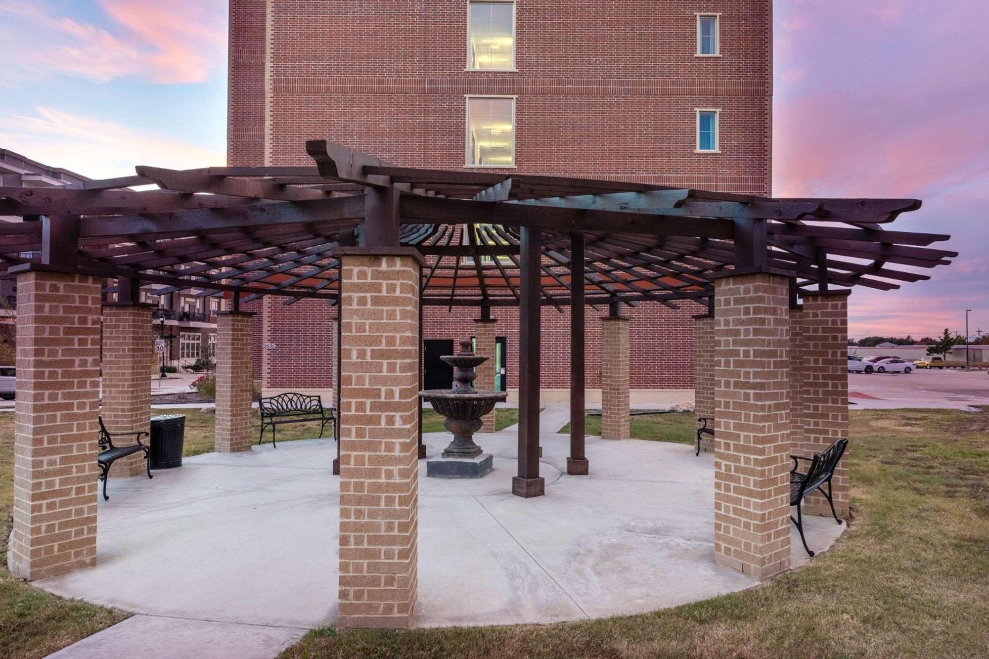 La Quinta Inn & Suites By Wyndham Dallas - Frisco Stadium Экстерьер фото